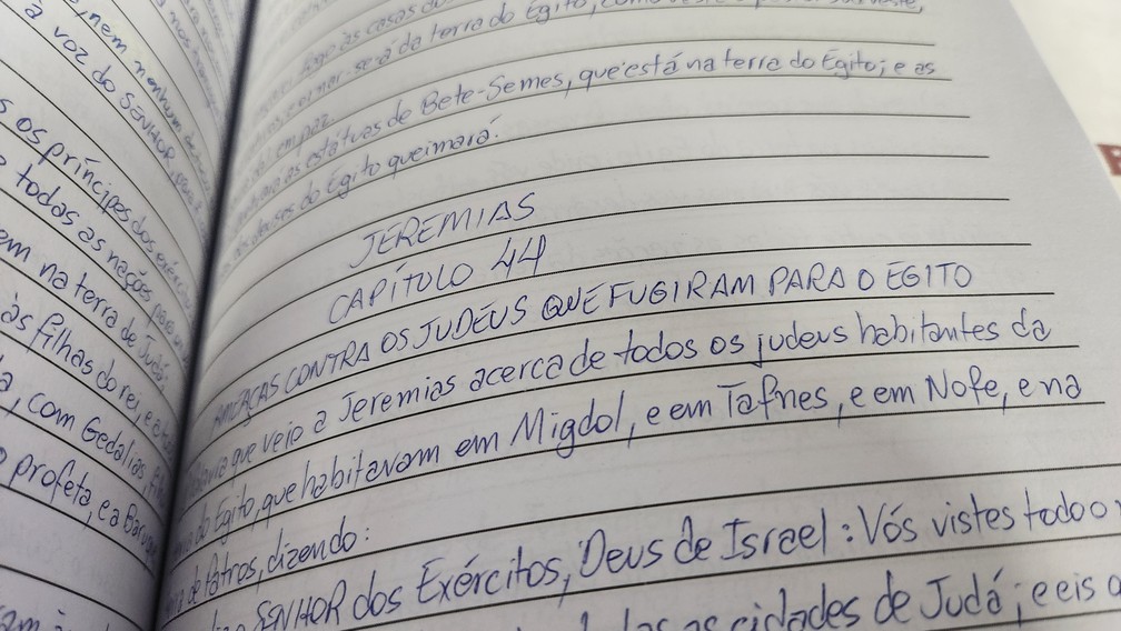 Igreja Peniel, de Presidente Prudente (SP), transcreveu toda a Bíblia Sagrada em menos de uma semana — Foto: Leonardo Bosisio/g1