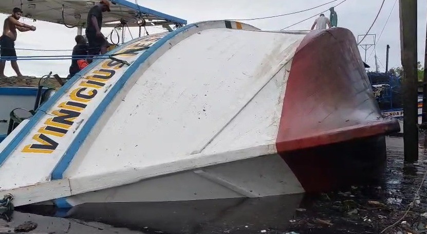 Embarcação tomba e causa vazamento de óleo diesel no Rio Caeté, no Pará
