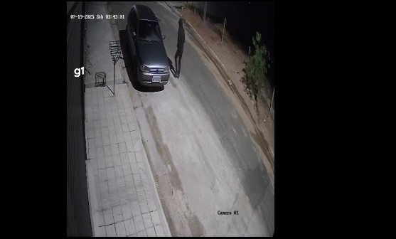 Morador deixa carro na porta de casa e tem veículo furtado durante a madrugada; veja o vídeo