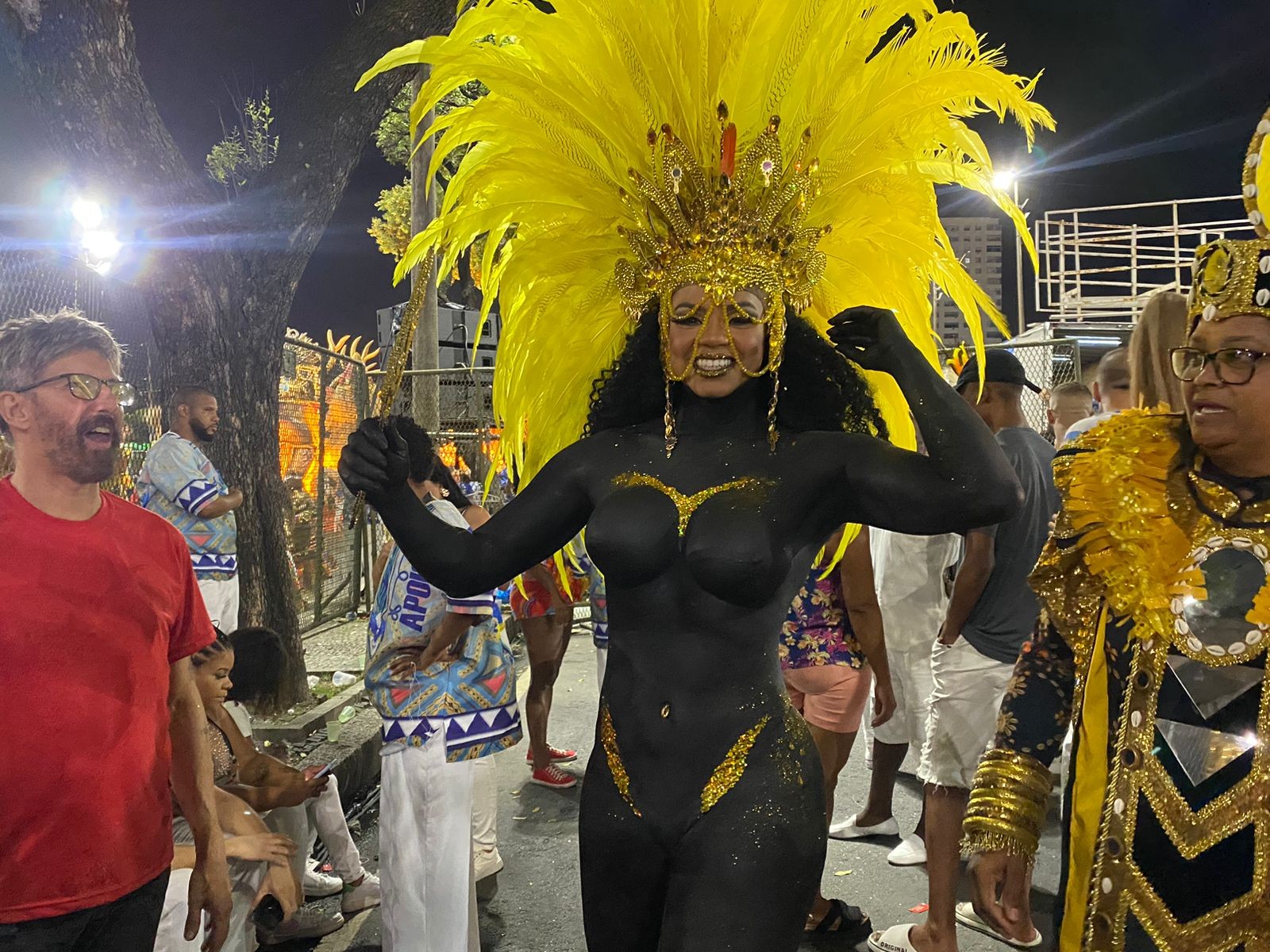 Bianca Monteiro, rainha de bateria da Portela, usa sabão em pó para retirar pintura corporal após desfile 
