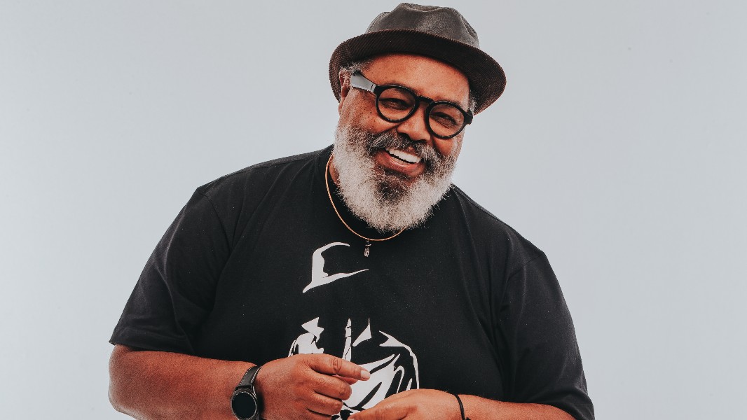 Jorge Aragão faz show gratuito em Itapetininga; saiba como garantir os ingressos
