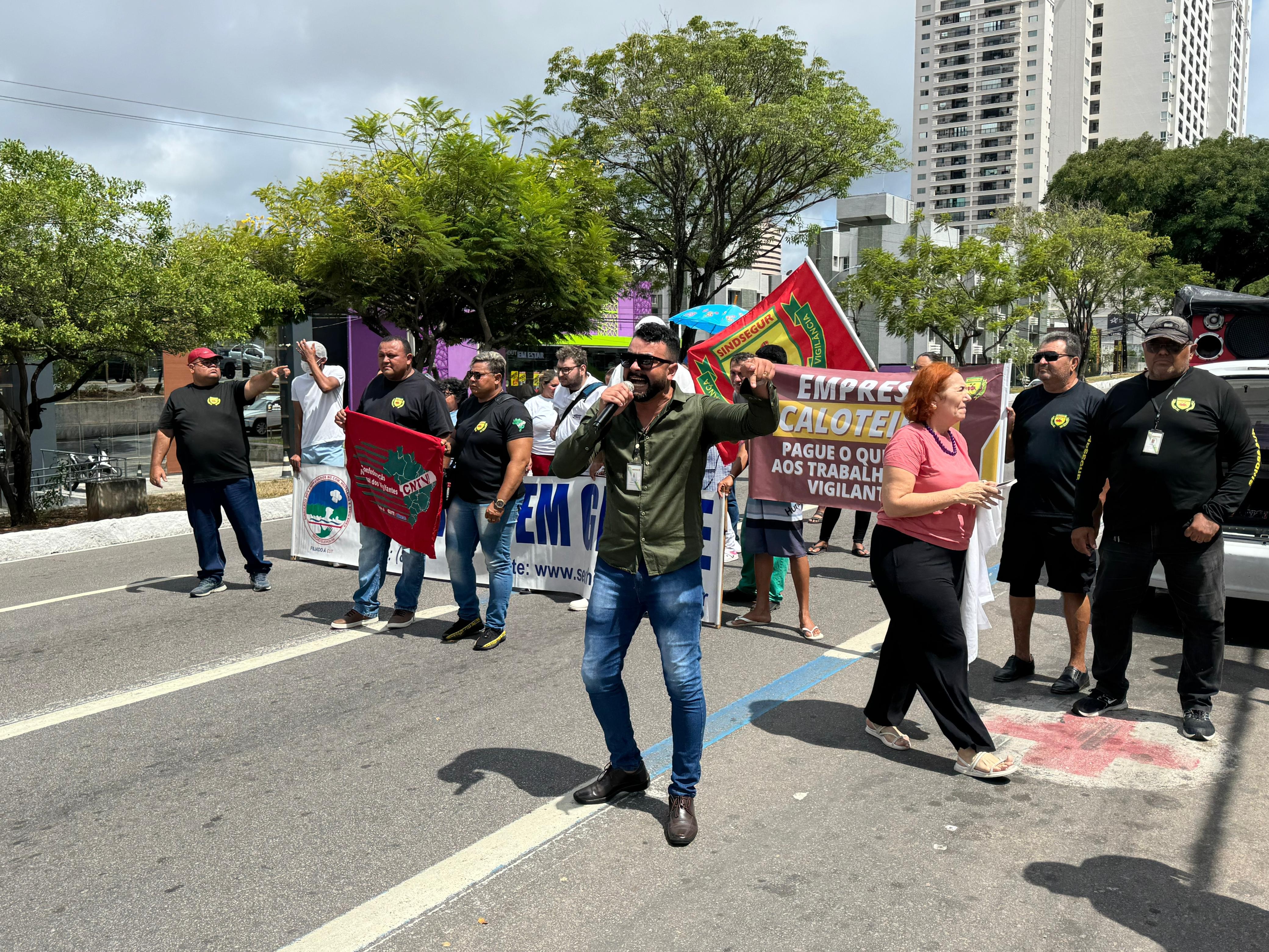 Funcionários terceirizados paralisam atividades no Hospital Walfredo Gurgel e fazem protesto em Natal