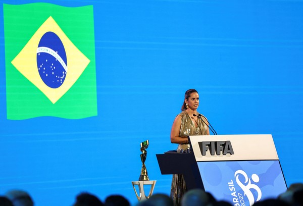 Duda Pavão durante apresentação do Brasil no Congresso da Fifa, em Bangkok — Foto: REUTERS/Athit Perawongmetha
