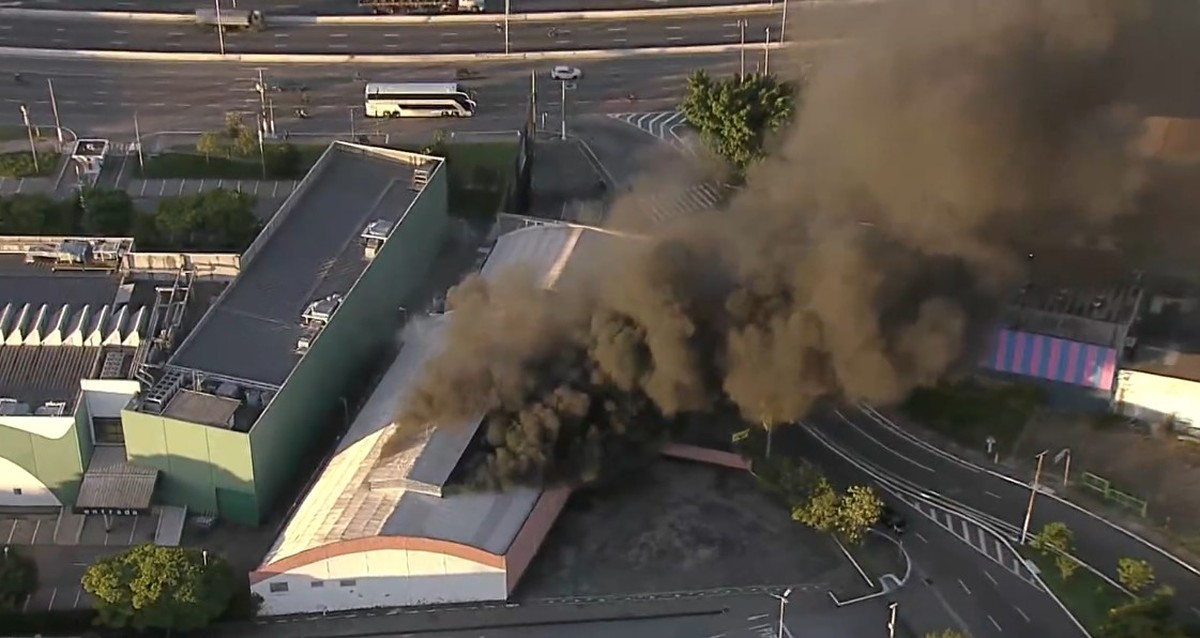 Incêndio atinge galpão de parque de diversões infantil na Zona Norte de SP
