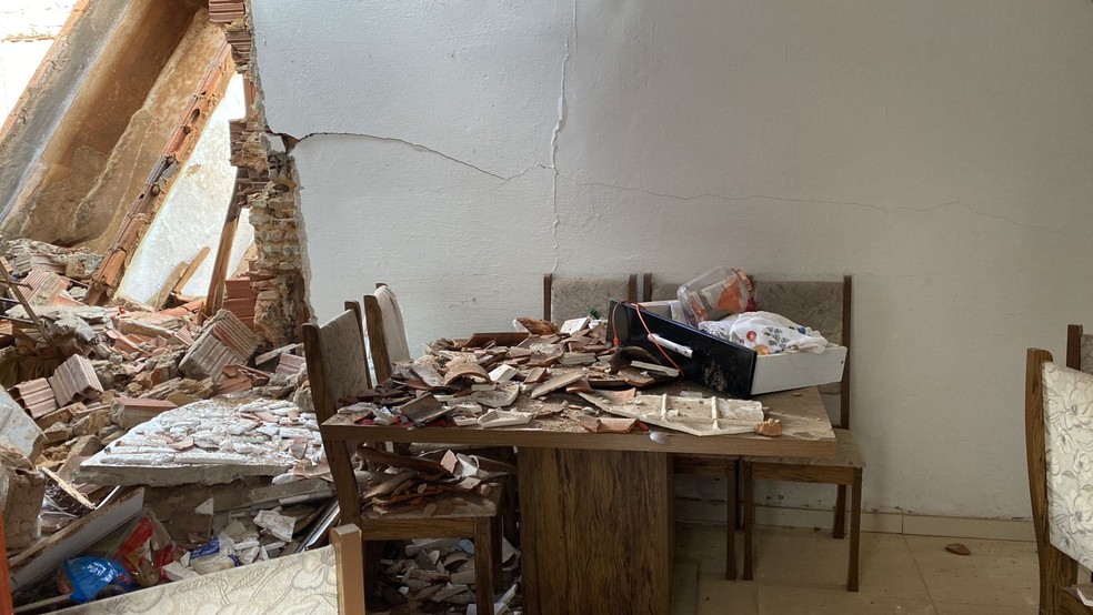 Residências vizinhas foram atingidas por desabamento de casa em Fortaleza. — Foto: Tatiana Alencar/ SVM