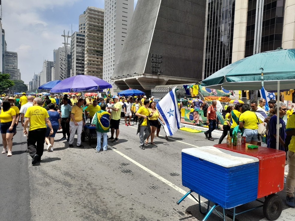Apoiadores de Bolsonaro e vendedores ambulantes na altura do prédio da Fiesp, na Avenida Paulista — Foto: g1