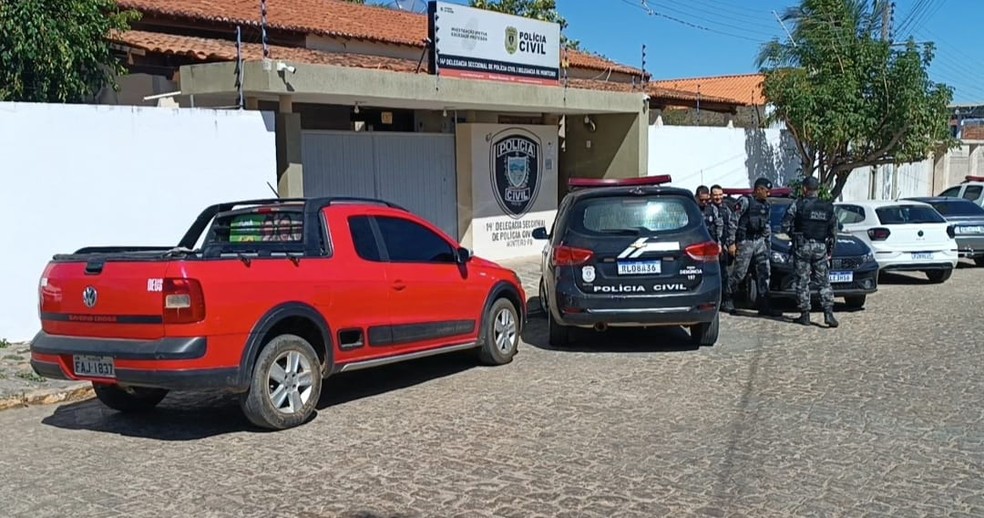 Carro foi recuperado, homem preso e todos foram levados para a delegacia — Foto: TV Cabo Branco/Reprodução