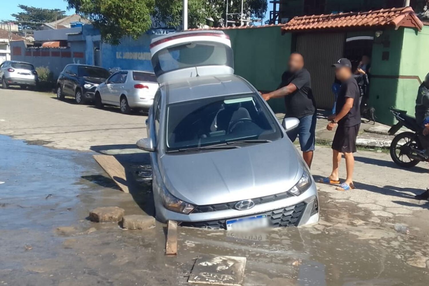 Cratera 'invisível' engole carro em São Vicente e assusta moradores
