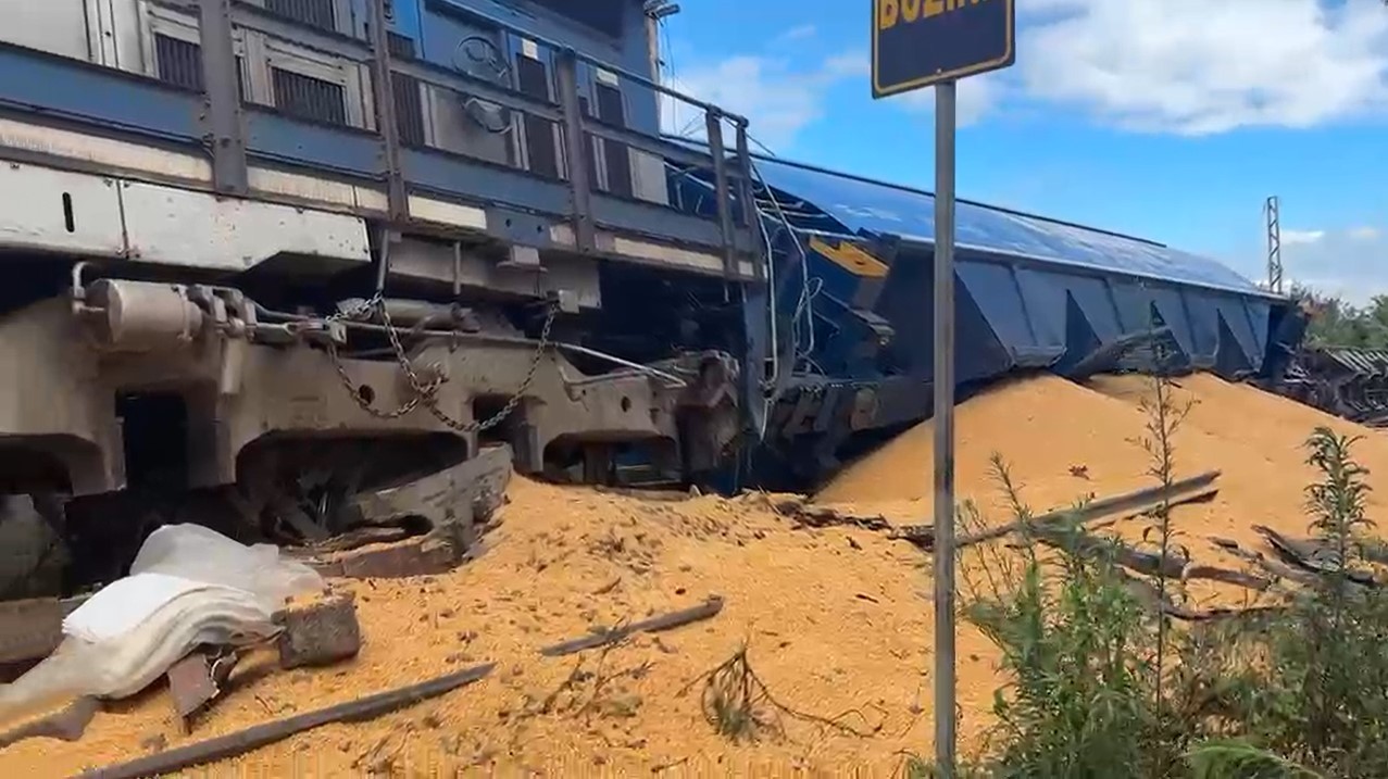 Vagões de trem carregados com grãos tombam em Limeira