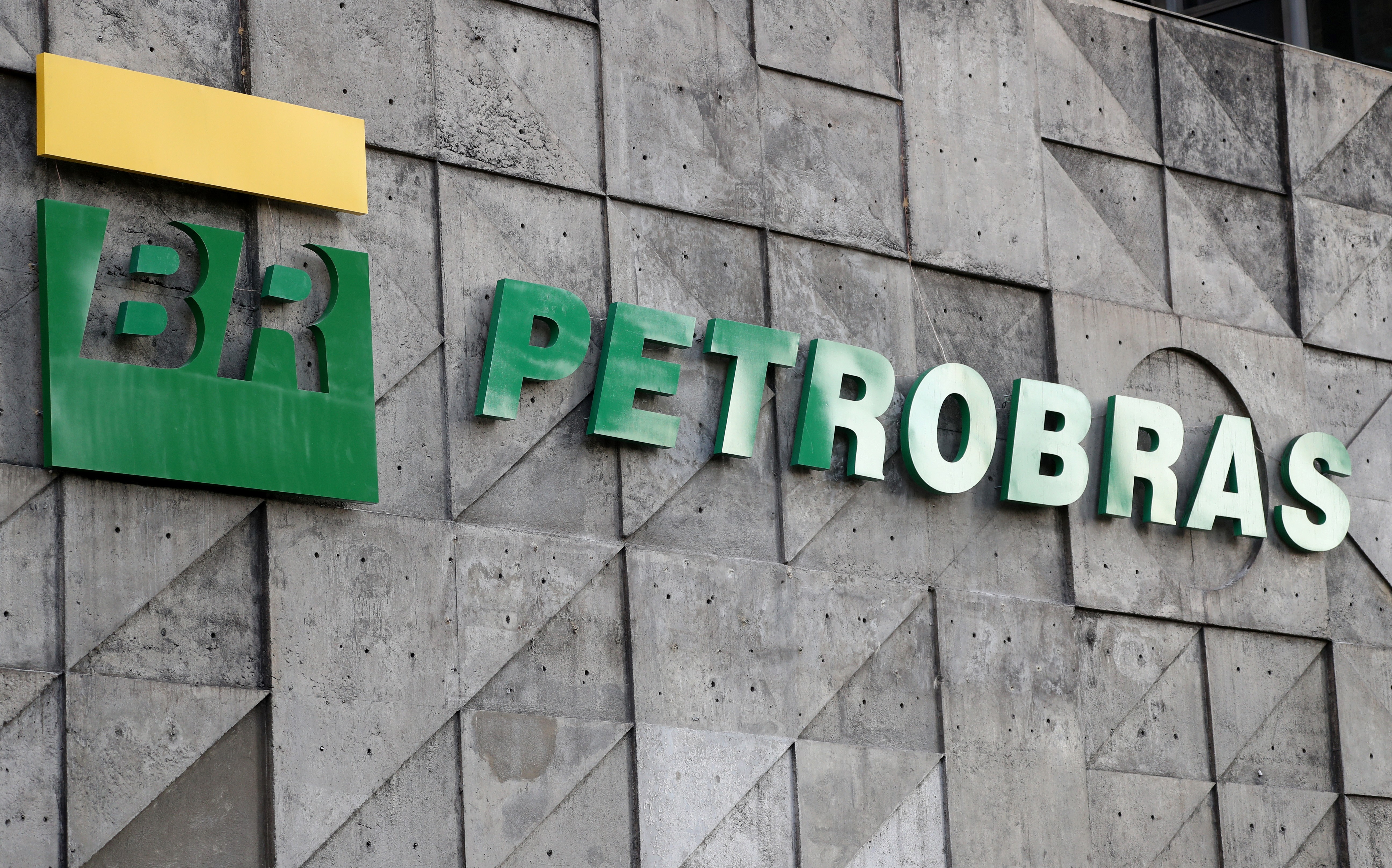 Petrobras pode reduzir dependência do petróleo e se tornar potência em energia limpa, mostram estudos