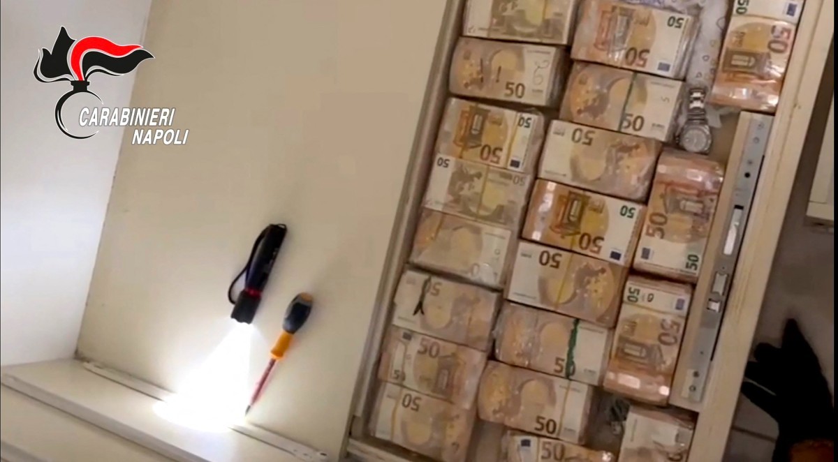 Polícia italiana acha R$ 17 mi nas paredes, Kalashnikovs e 11 Rolex em reduto da Camorra