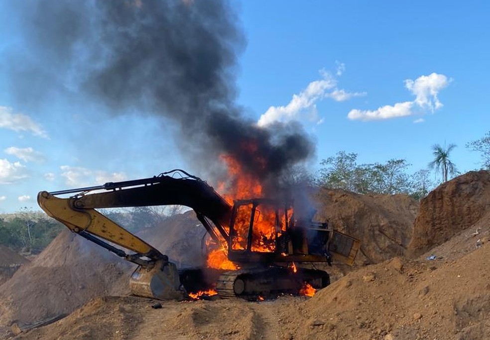 Uma das escavadeiras encontradas no local e destruídas pelos agentes da corporação. — Foto: Ascom PF-PA