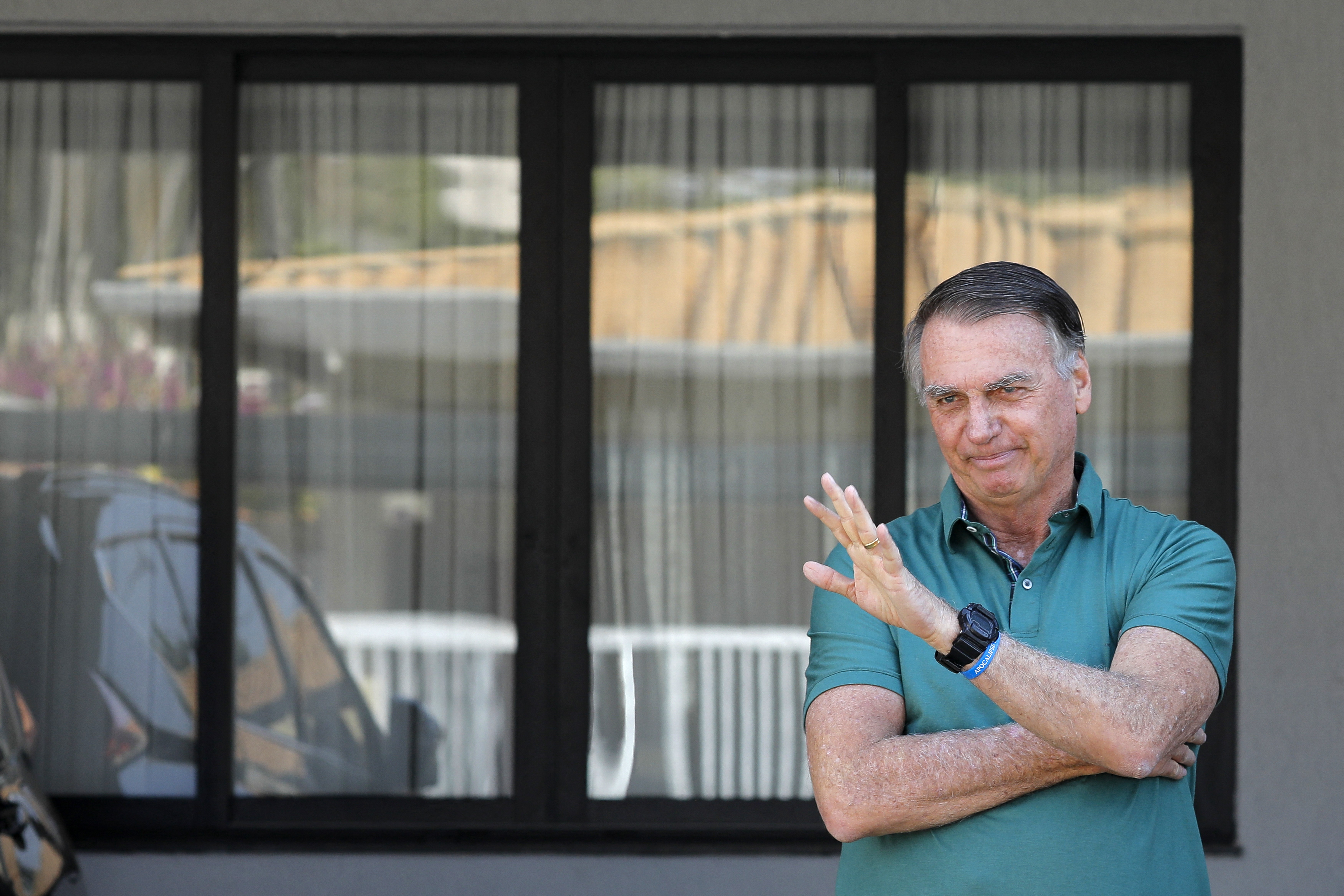 Bolsonaro aparece na garagem de casa poucas horas antes de julgamento ser retomando no STF