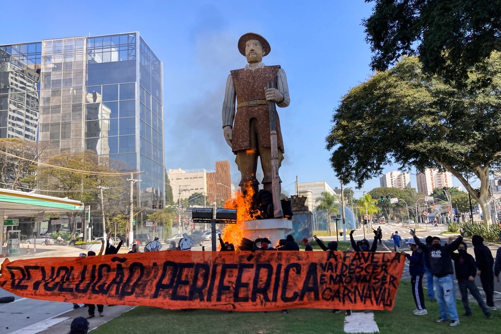 Inc&ecirc;ndio atingiu a est&aacute;tua de Borba Gato, na zona sul de S&atilde;o Paulo, na tarde deste s&aacute;bado, 24 de julho de 2021 &mdash; Foto:  GABRIEL SCHLICKMANN/ISHOOT/ESTAD&Atilde;O CONTE&Uacute;DO