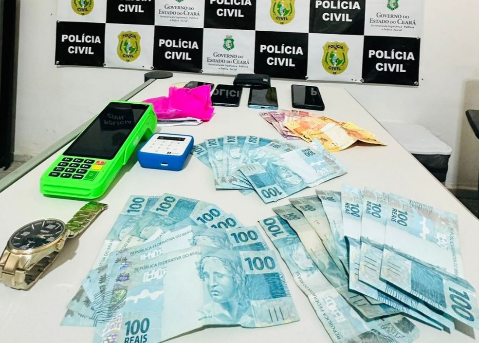 Polícia apreendeu quantia em dinheiro e máquinas de cartão com trio suspeito de aplicar "golpe do baludo" na Região Metropolitana de Fortaleza. — Foto: Polícia Civil/ DIvulgação