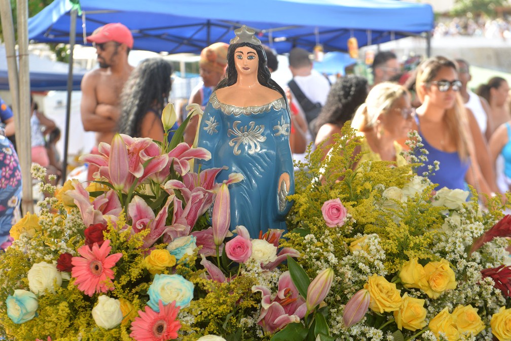 G1 - Flores predominam entre presentes a Iemanjá; 'mais ecológico', dizem  fiéis - notícias em Verão 2015