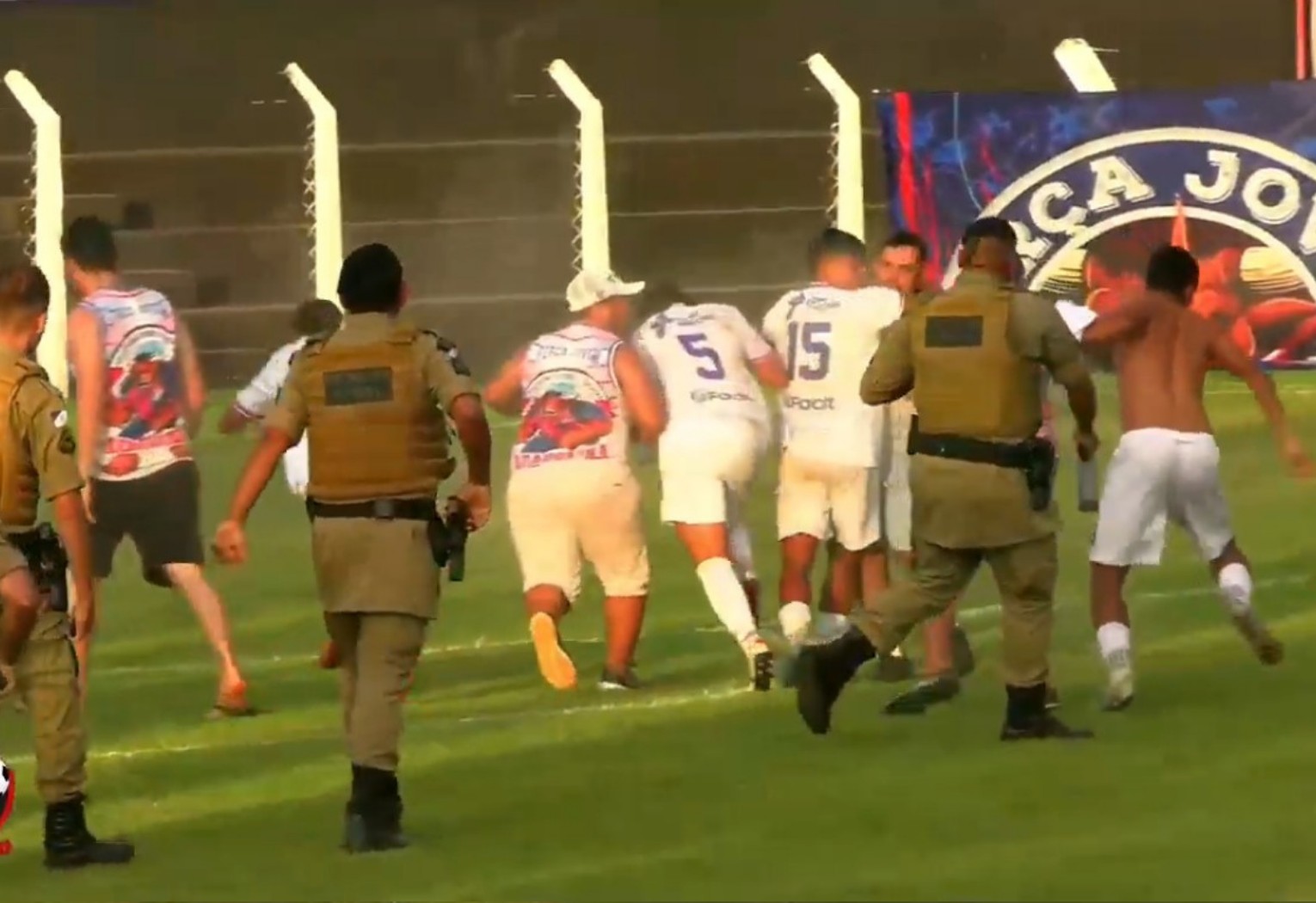Fim de jogo entre Araguaína e Guaraí tem invasão de gramado e intervenção policial