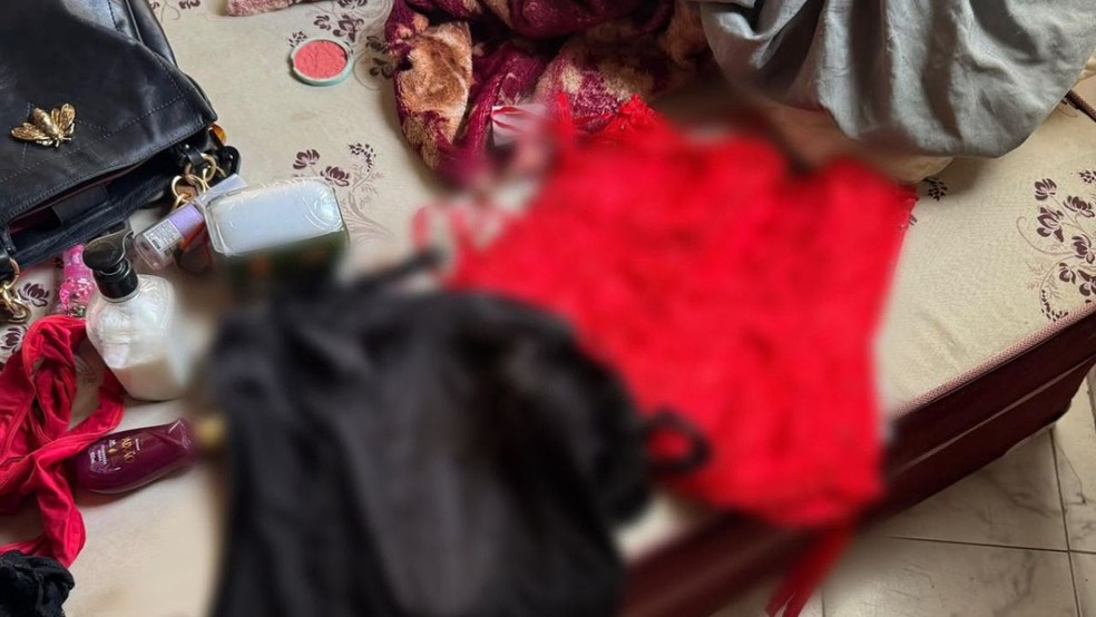 Roupas e acessórios encontrados em imóvel alugado por agente de segurança pública preso por suspeita de exploração sexual — Foto: Divulgação/PC-AM