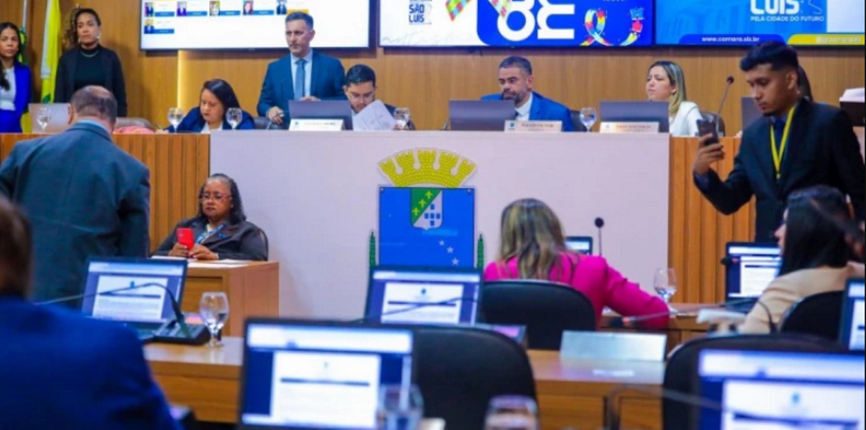 Câmara de São Luís promulga lei que proíbe mulheres trans de usarem banheiros femininos