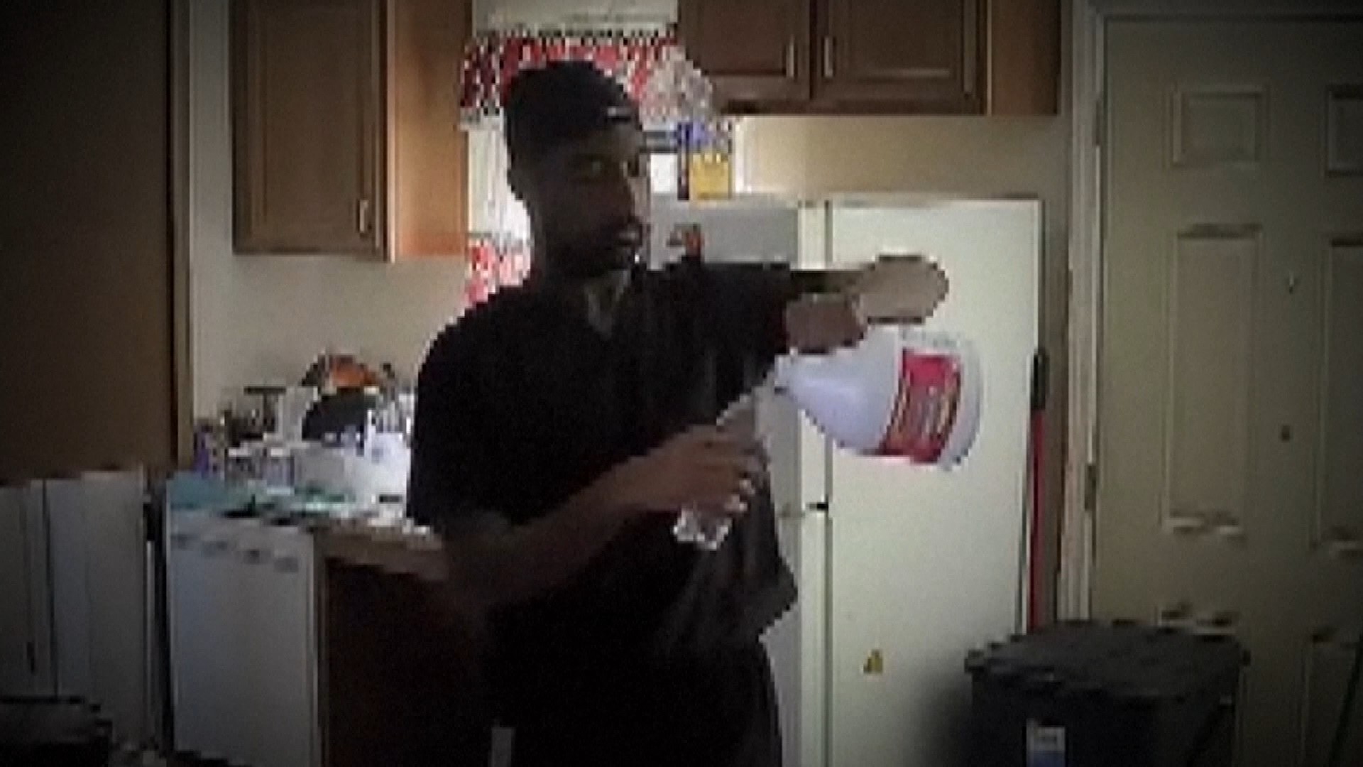 Cuidador é flagrado dando água sanitária para paciente com deficiência nos EUA; VÍDEO