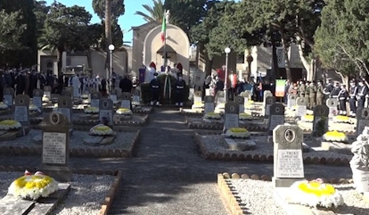 Cemitério da Itália vira alvo de escândalo após coveiro ser acusado de desenterrar corpos, roubar itens valiosos e revender os túmulos