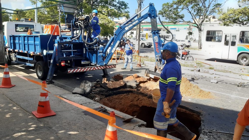 Marginal da BR-101 em Natal é interditada após rompimento de tubulação de água — Foto: Sérgio Henrique Santos/Inter TV Cabugi