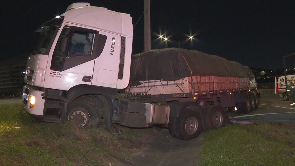 Carreta de acidente na Rodovia Anchieta, em SP — Foto: Reprodução/TV Globo