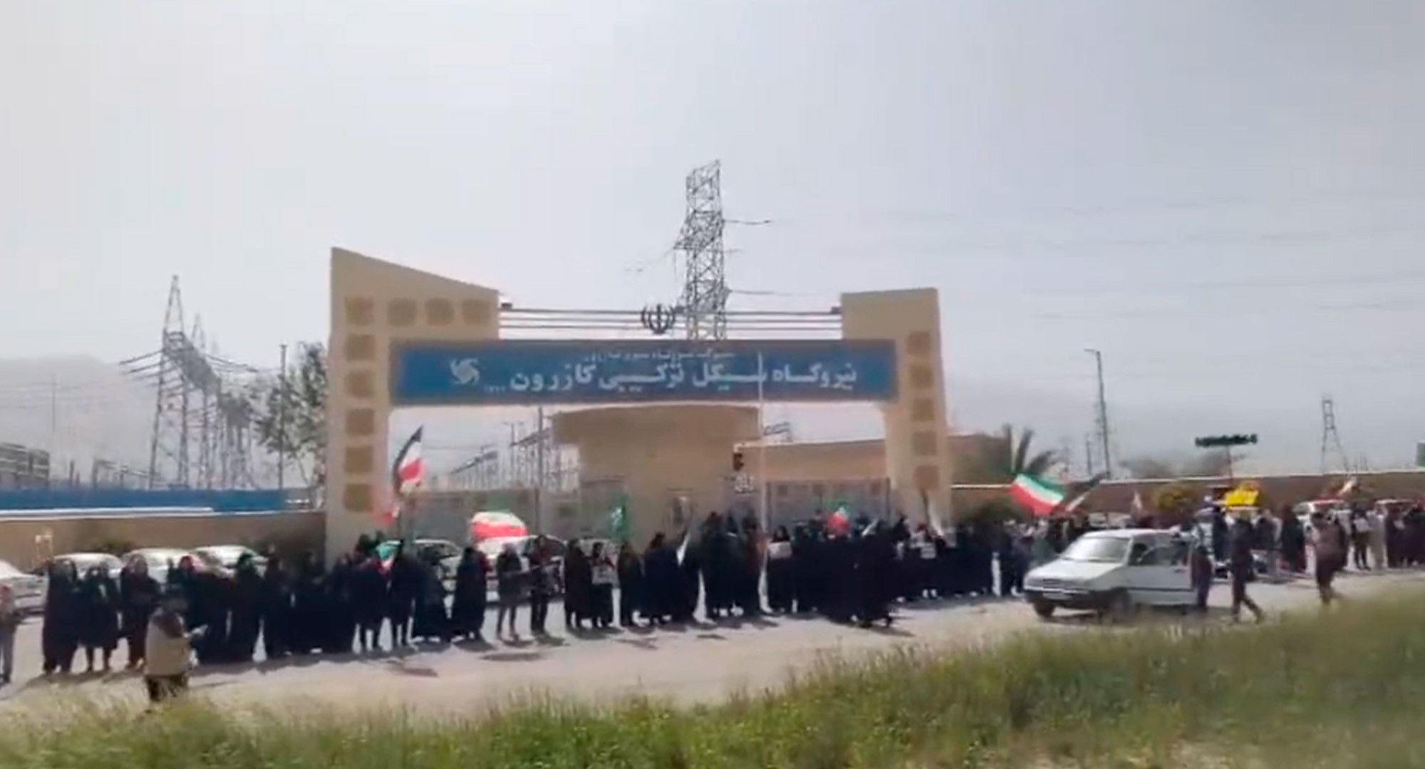 Iranianos formam corrente humana em torno de usina termoelétrica após convocação de Teerã; VÍDEO