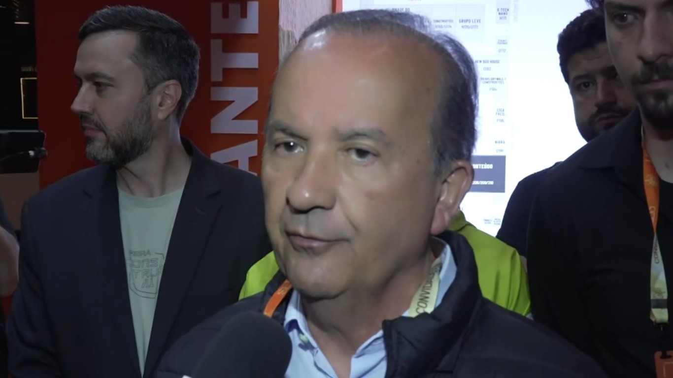 Eleições 2026 em SC: Jorginho Mello visita feira de construção civil em Balneário Camboriú