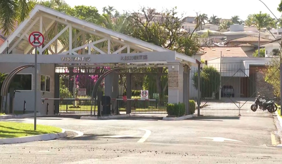 Criminosos alugaram casa em condomínio de luxo em Piracicaba (SP) para montar um "escritório do crime" no local — Foto: Reprodução/EPTV