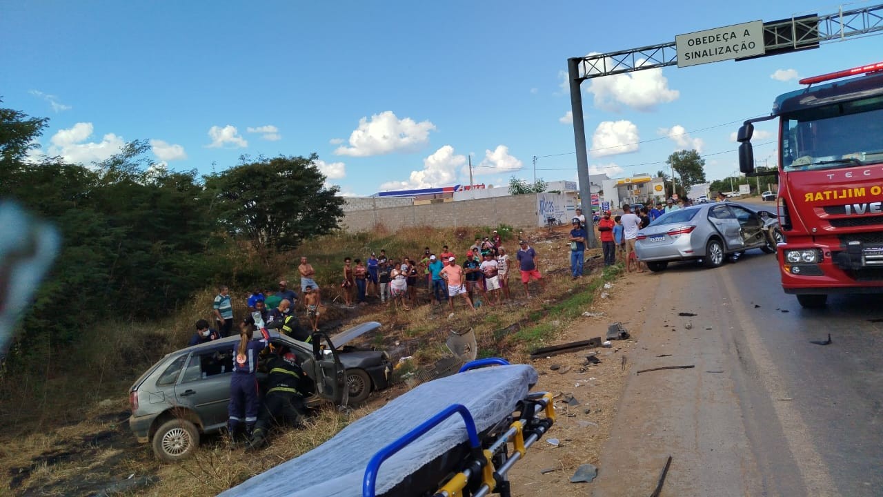 Acidente entre dois carros deixa quatro pessoas feridas em Janaúba