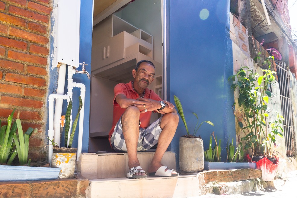 Francisco da Silva, o 'Tiquinho', na frente da sua casa após a reforma realizada pela arquiteta Ester Carro, que também é do Jardim Colombo, comunidade da Zona Oeste de SP — Foto: Celso Tavares/g1
