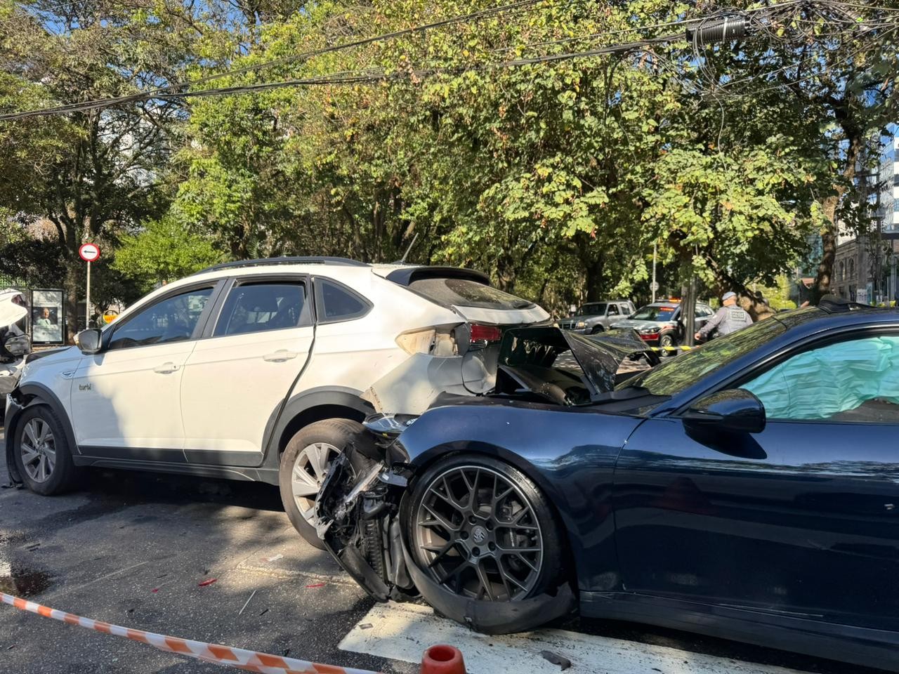 Porsche bate em dois carros parados no semáforo na Avenida Berrini, na Zona Sul de SP