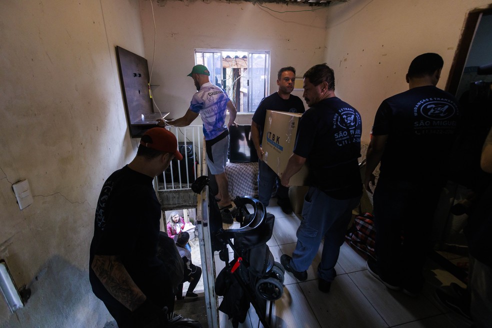 Funcionários da CDHU iniciam remoção de famílias da Favela do Moinho, no Centro de SP, na manhã desta terça-feira (22). — Foto: TABA BENEDICTO/ESTADÃO CONTEÚDO