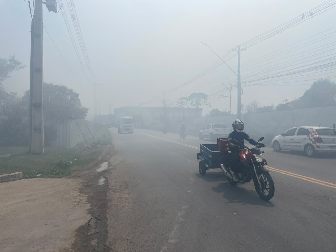 Fogo em área com lixão, na quarta-feira (6); fumaça afeta qualidade do ar em Manaus — Foto: Lucas Macedo/g1 AM