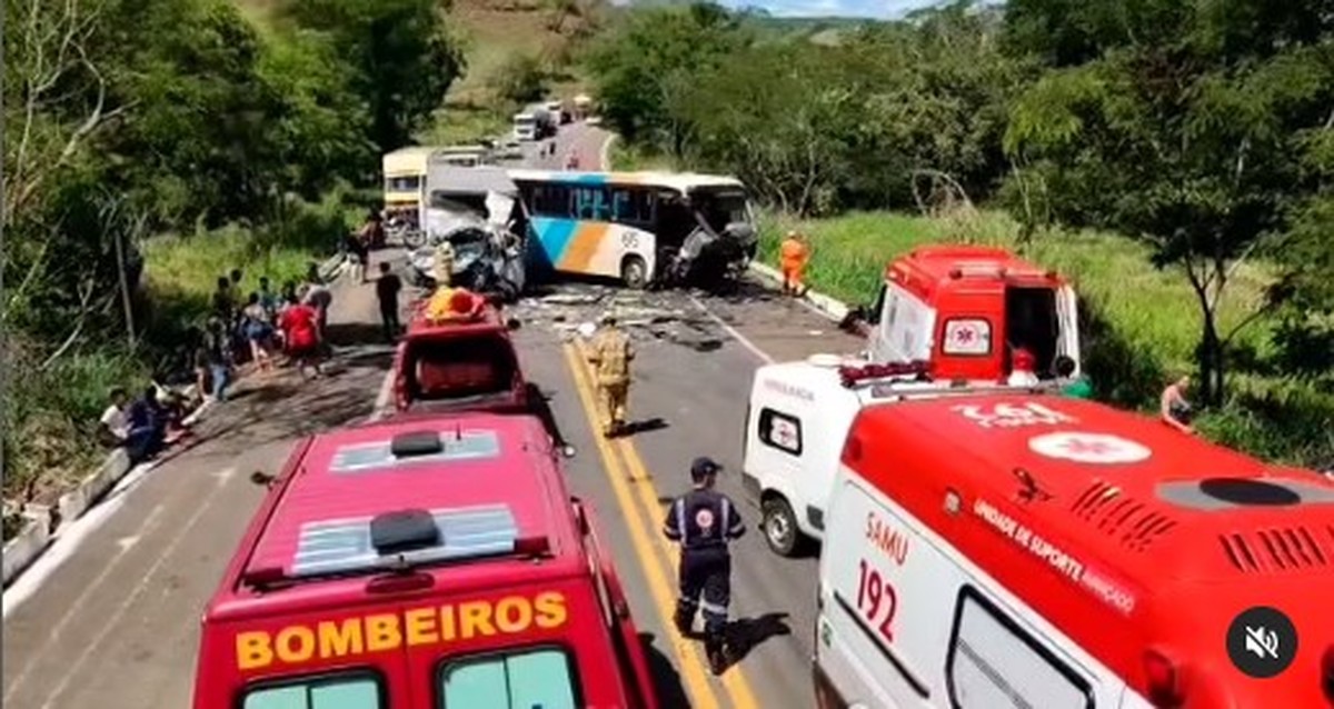 Batida entre ônibus e caminhão deixa uma pessoa morta e ao menos 20 ...