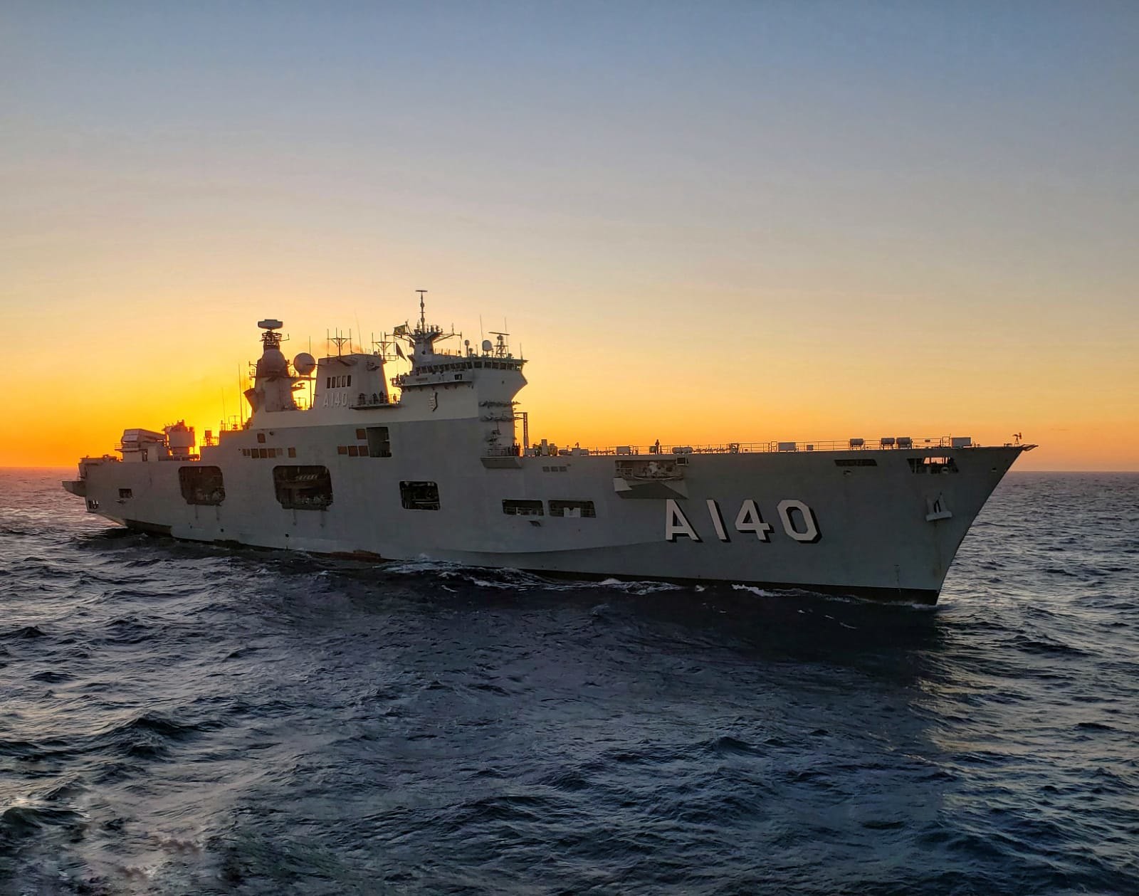Maior navio de guerra da América Latina atraca no Porto de Santos; veja como visitar