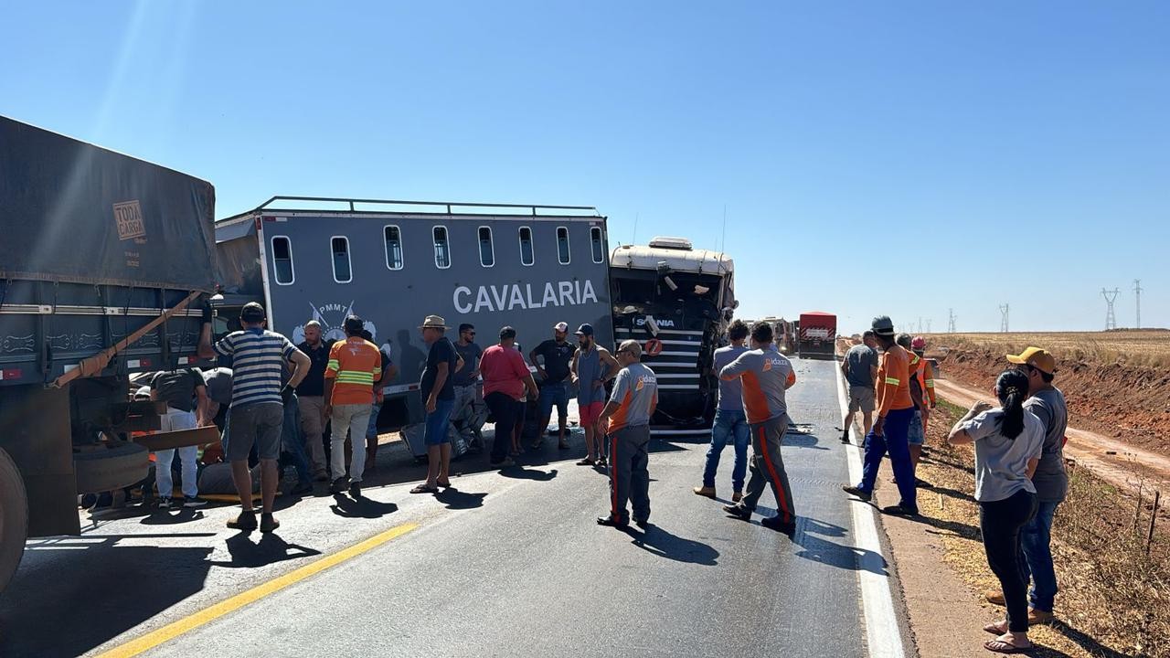 Engavetamento com caminhão da Cavalaria da PM deixa policial ferido em MT 