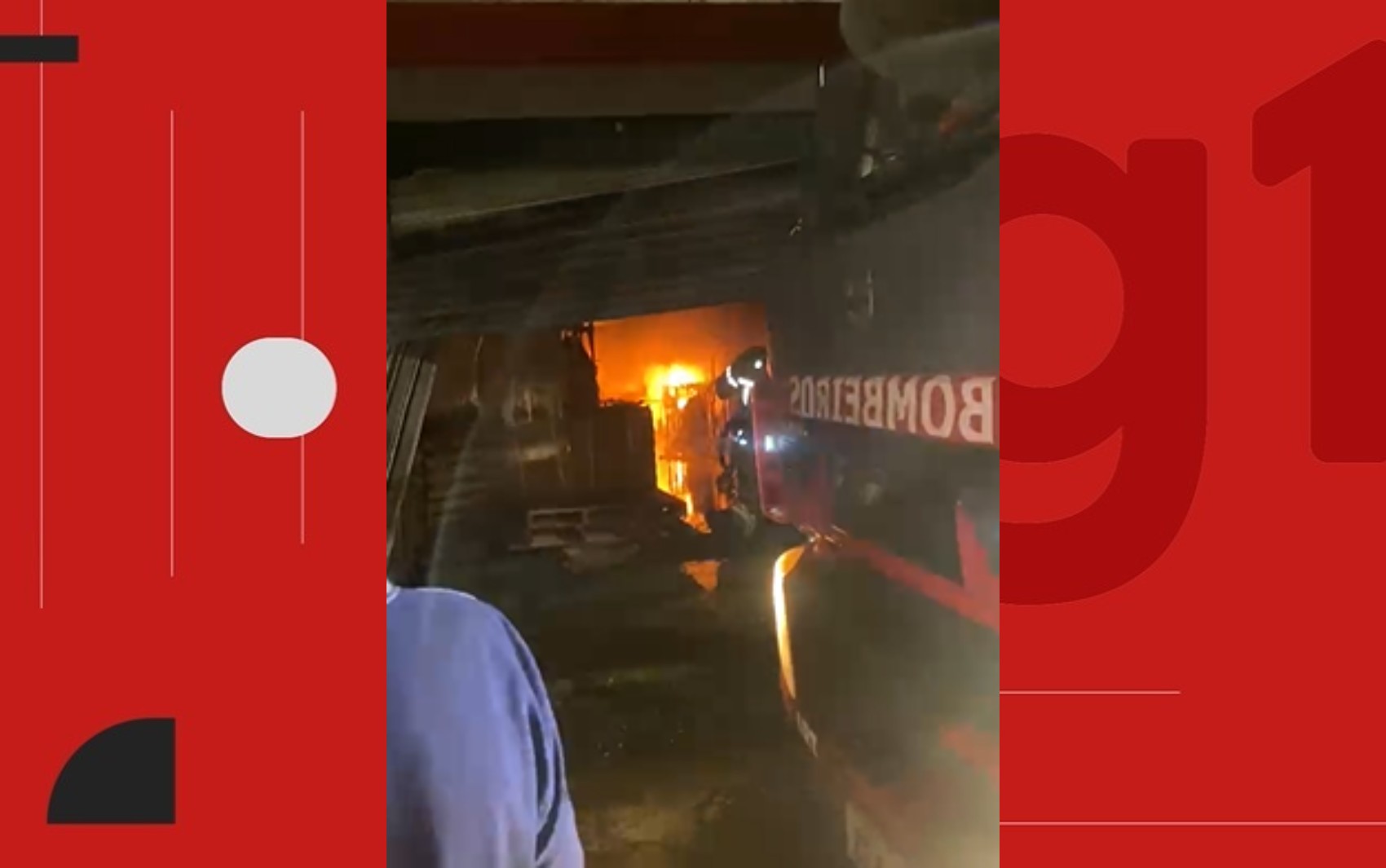 Duas pessoas são resgatadas pelo telhado de prédio após loja de motos elétricas pegar fogo na Bahia