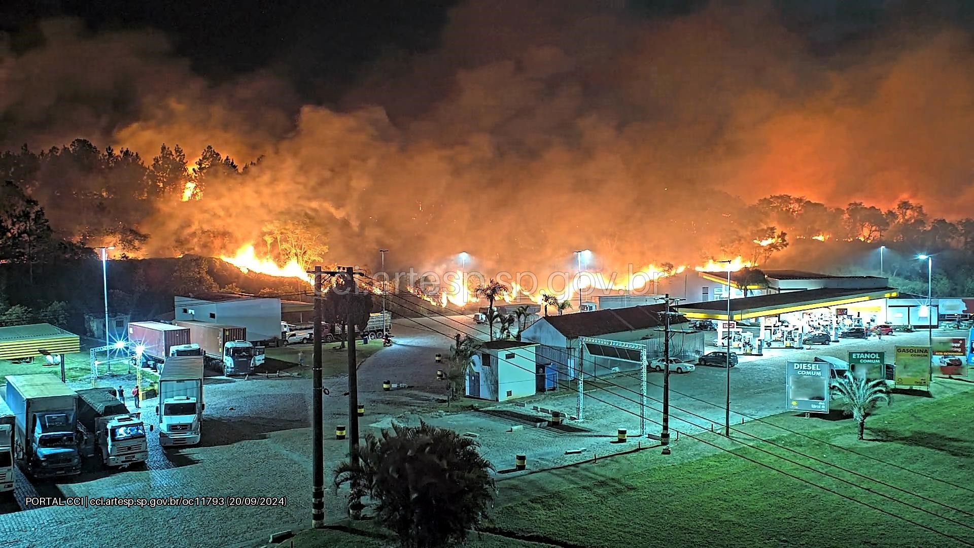 Incêndio atinge área de mata próxima a posto de combustíveis e casas na Castello Branco em Araçariguama