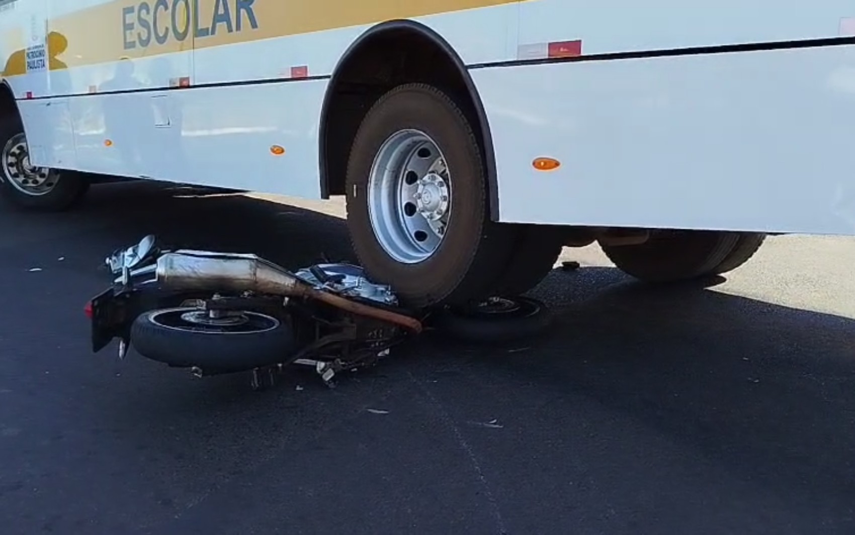 Motociclista fica ferido em acidente com ônibus escolar em Franca, SP