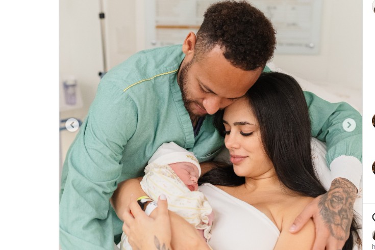 Neymar apresenta filha Mel nas redes