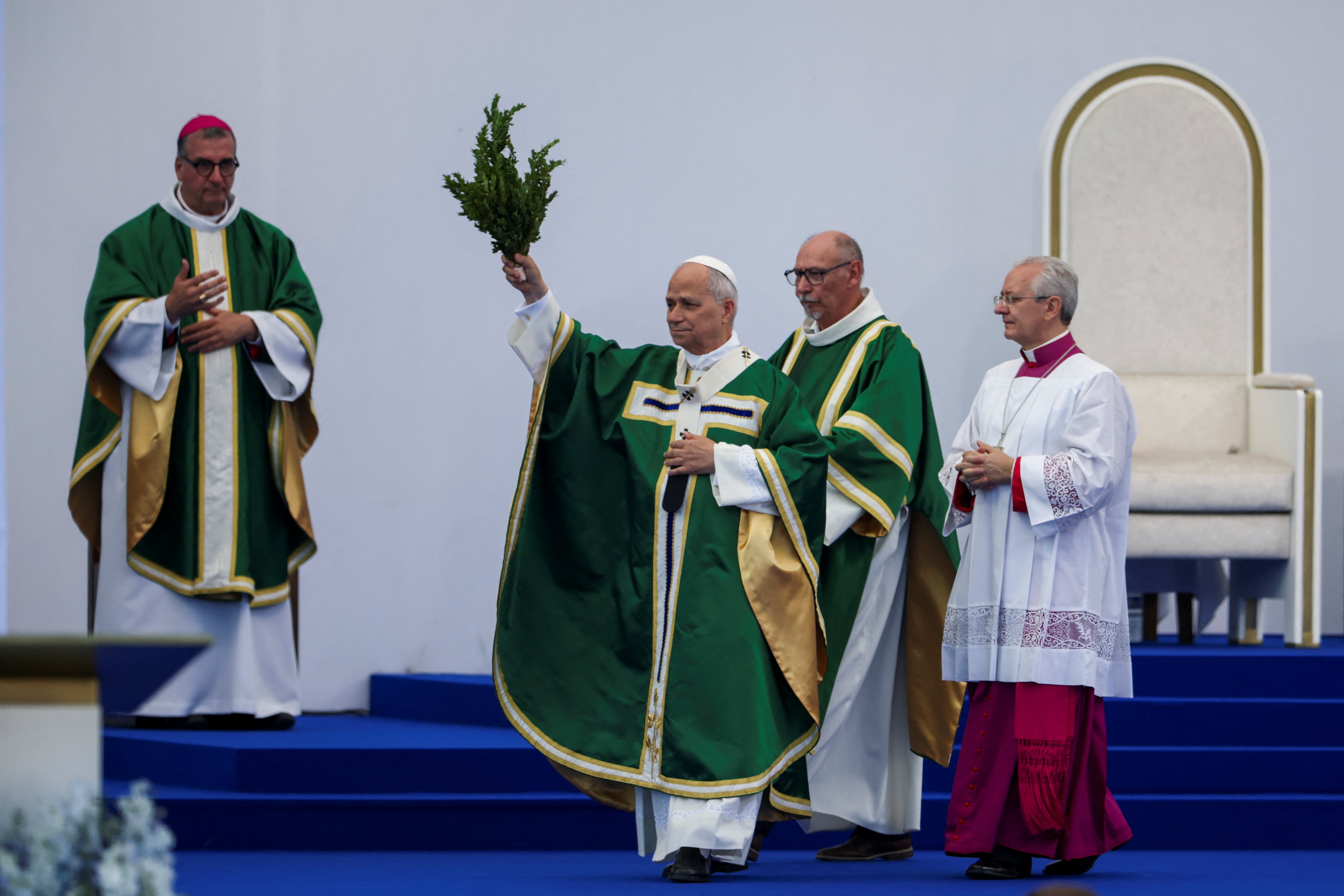 Papa Leão XIII pede que Igreja reconheça falhas antes de ouvir vítimas de abuso na França