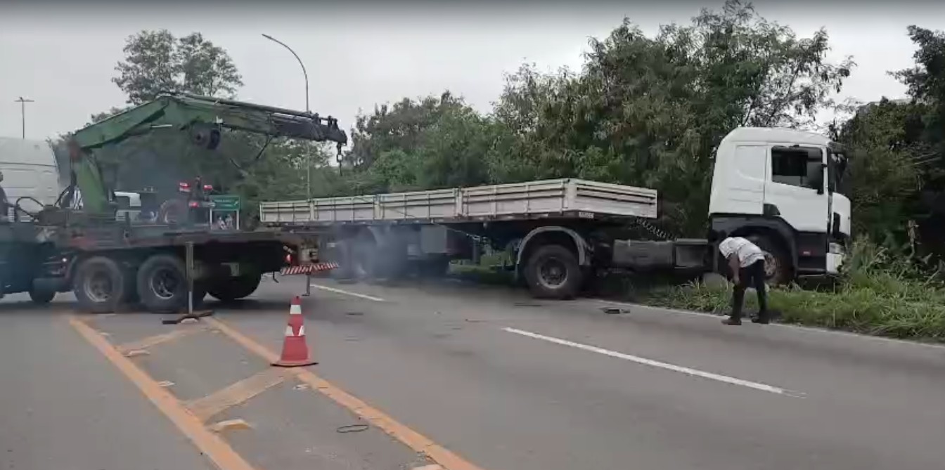 Carreta que caiu às margens da BR-393 é retirada de terreno em Volta Redonda