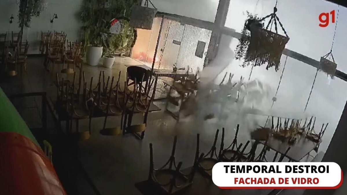 Temporal destroi fachada de vidro de pizzaria no Noroeste do RS