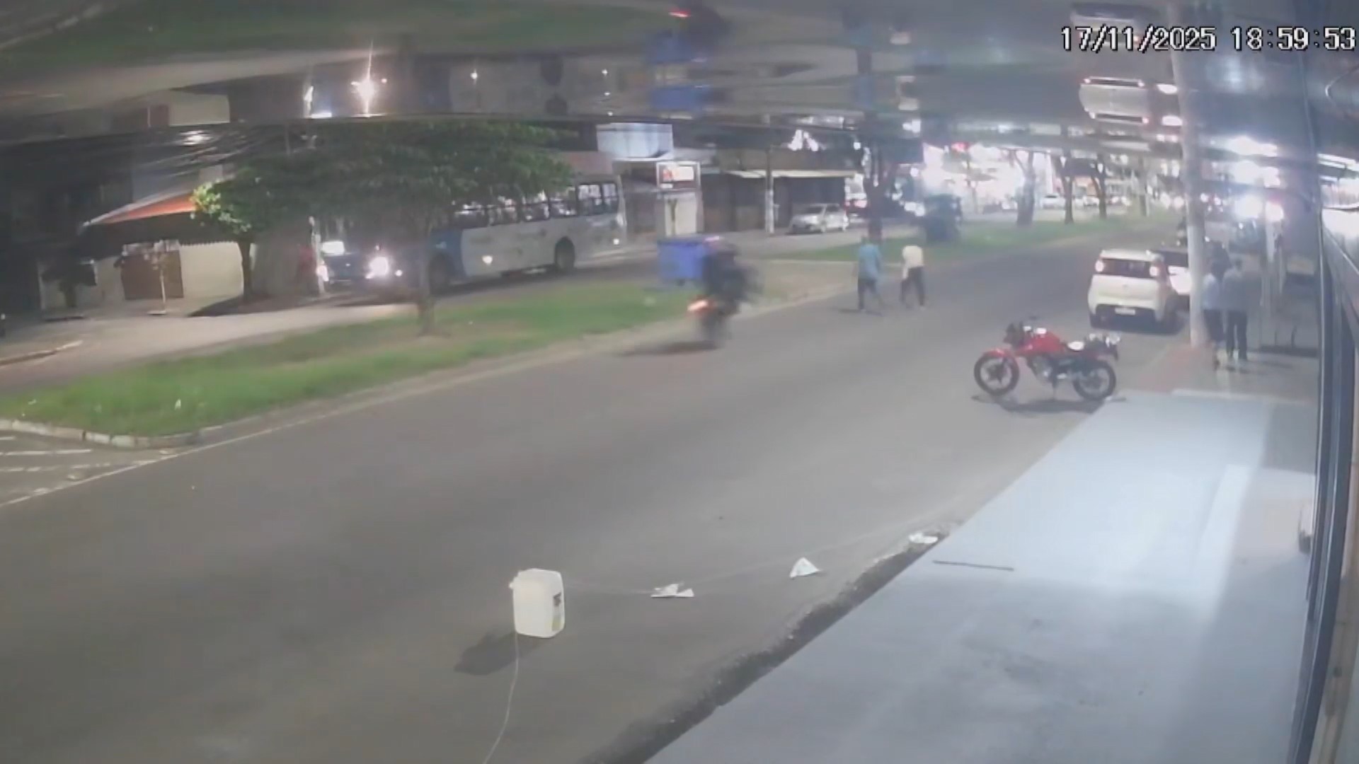 VÍDEO: motociclista que empinou moto e matou idoso na Serra vai à delegacia e é liberado