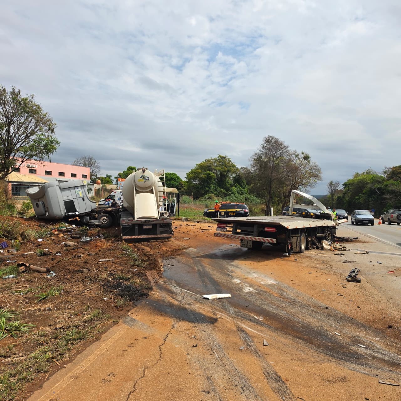 Batida entre caminhões deixa motoristas em estado grave na BR-262, em Bom Despacho   