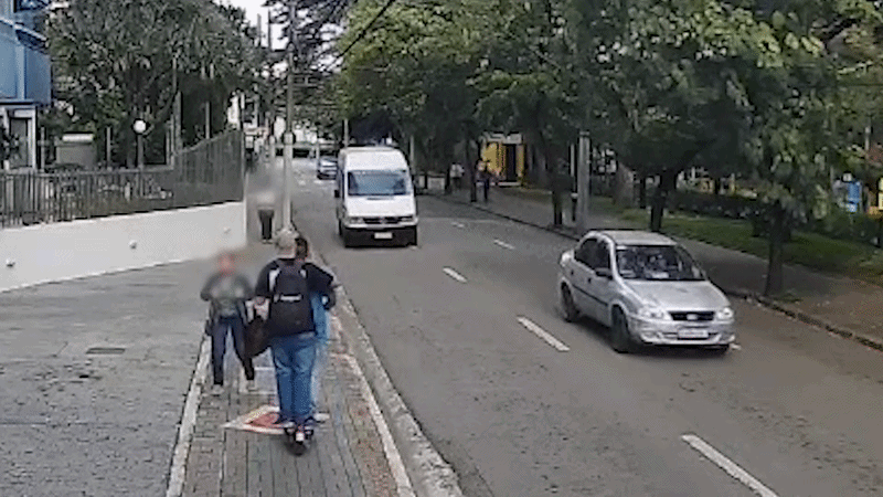 VÍDEO: Idosa cai e bate a cabeça após tentativa de assalto por dupla em patinete em São José dos Campos
