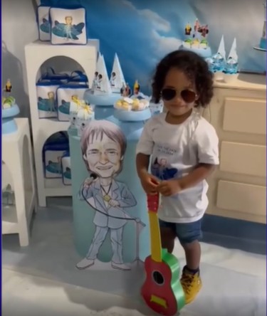 Inspirado pelo avô, menino de 3 anos se torna fã de Roberto Carlos: 'canto todas as músicas', diz