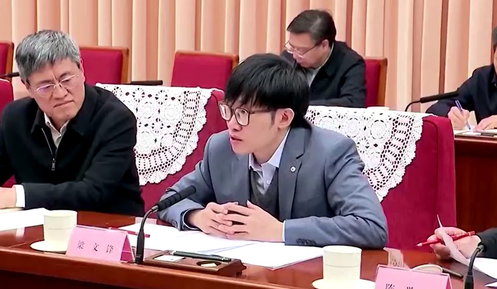 Liang Wenfeng, fundador do DeepSeek, em uma reunião com o primeiro ministro chinês — Foto: Reuters/CCTV